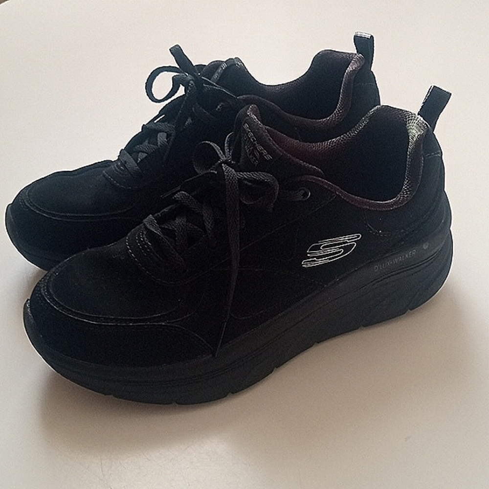 Sketchers D'LUX WALKER relaxed fit, memory foam walking tennis shoes!!! Women's